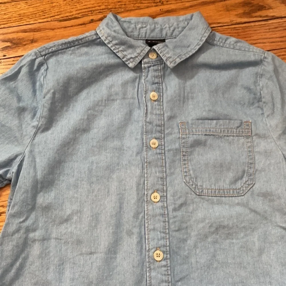 Art class size 8 chambray button down